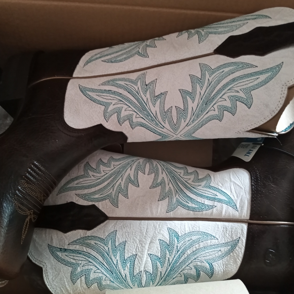 NEW women's western Ariat Cowgirl boots sz 5.5